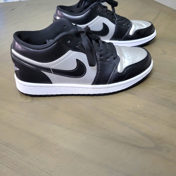 Women's Air Jordans Retro 1s Low SE - Picture 2 of 2
